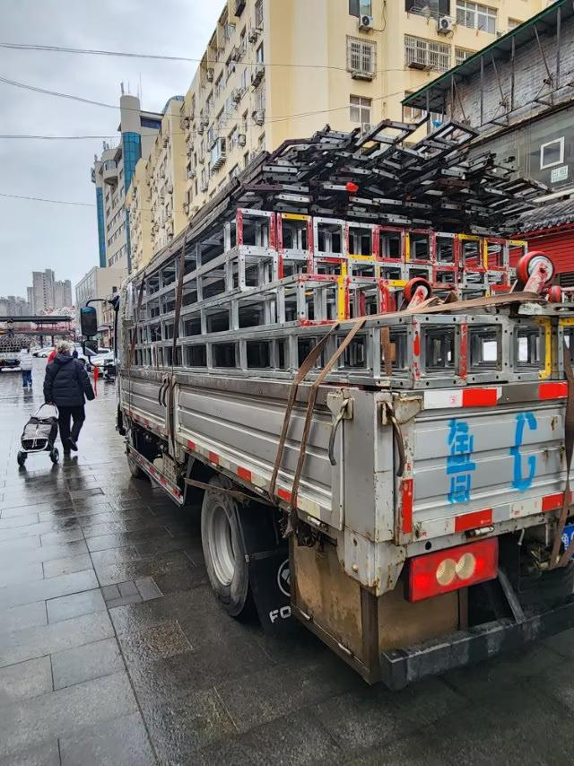 青岛四方海云庵糖球会，举办时间为农历正月十二日开始，目前正在冒雨搭建准备中。
 