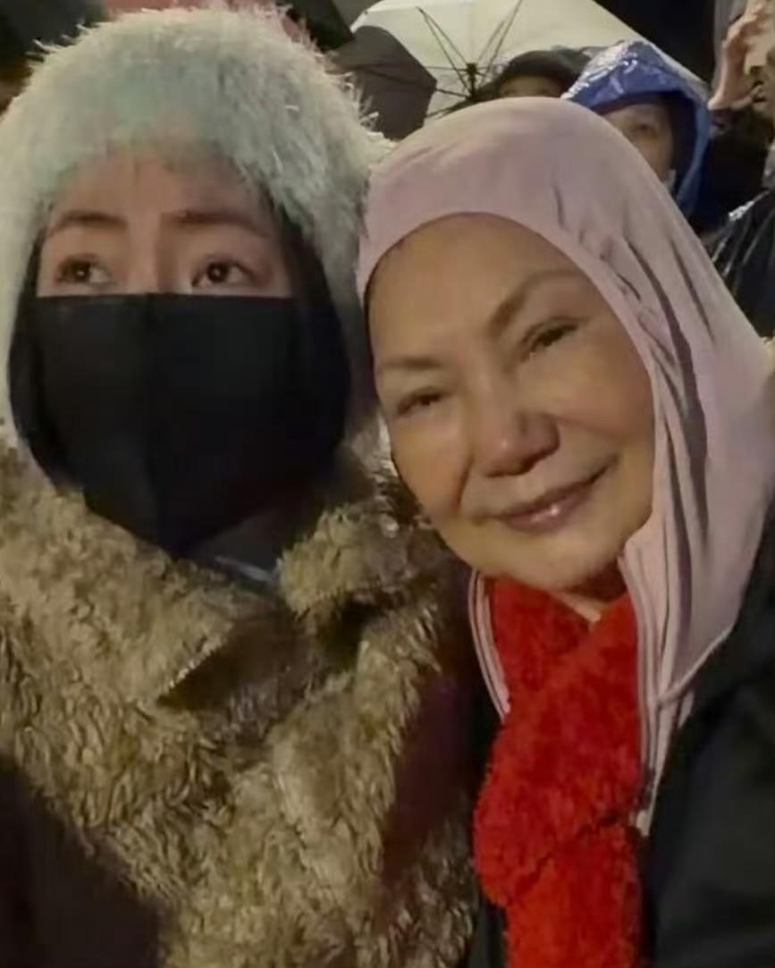 小S带S妈看跨年烟火，发文怀念大S：每一年的烟火，你都会跟我们一起看！

这种跨