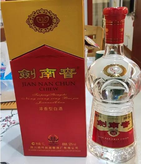 揭秘白酒圈内幕！中高端酒局上，除了茅台，还有哪些酒能拿得出手？

第一款：水晶剑