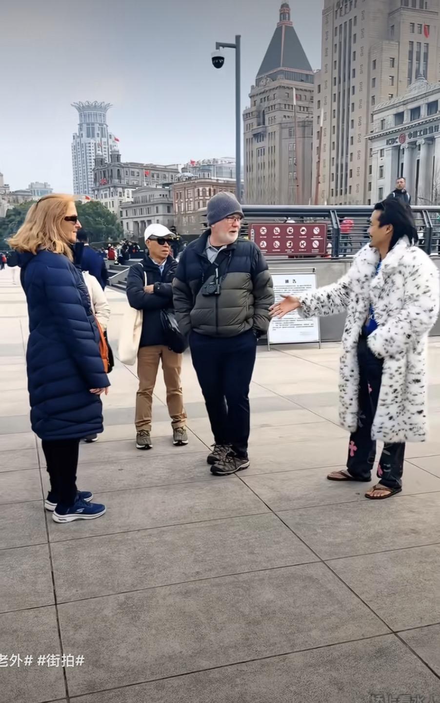 1129条评论，有一条让我最难受

外滩穿拖鞋，追着老外握手。
第一个拒了，后面