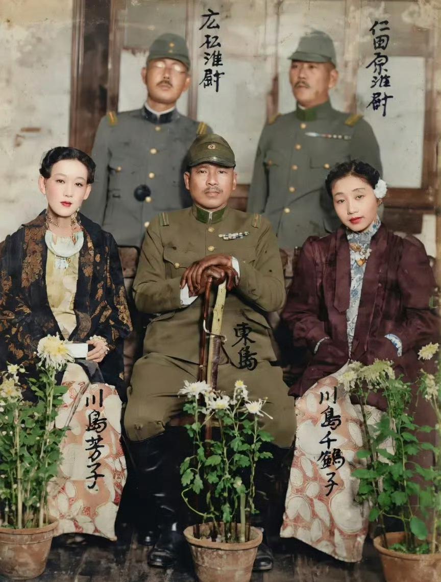 1937年，天津。女间谍川岛芳子（金璧辉）在东兴楼与日军的合影。这是真实照片，不