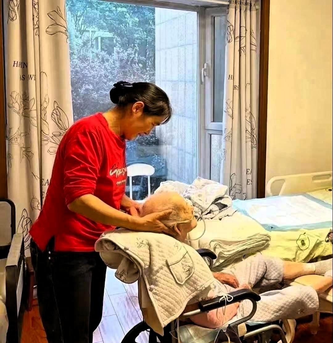63岁大爷与保姆同居17年，每月给她转账5860，分手时大爷却冷笑:这5860块