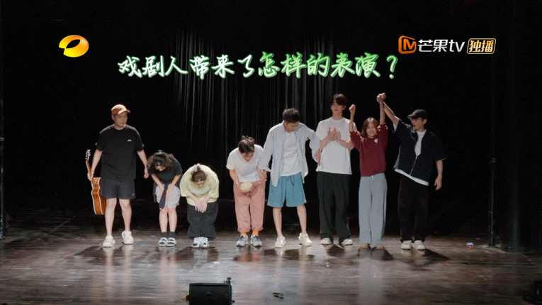 这次张凌赫带着50只螃蟹回到蘑菇屋，简直是“豪华亲戚团”的表现！想象一下，蘑菇屋