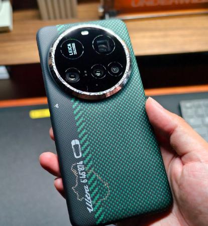 在安全方面，该机支持超声波指纹识别技术逻辑，保证了设备的安全性与便捷性。更重要的