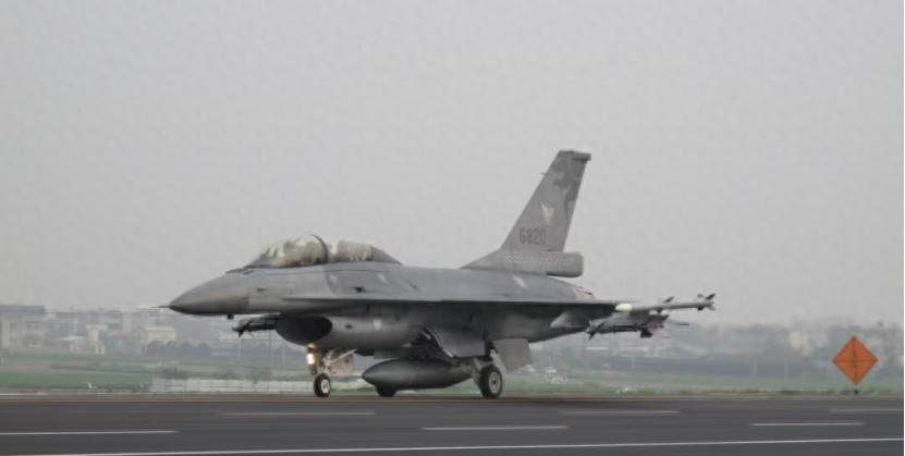 美国人又来拱火了！美国对台军售捅马蜂窝，中国反手大举卖武器，反美国家抢疯了。
 