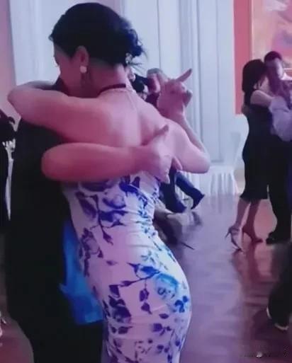 跳广场舞的圈子有时候让人摸不着头脑。本来是大家聚在一起锻炼身体，享受音乐和舞蹈的