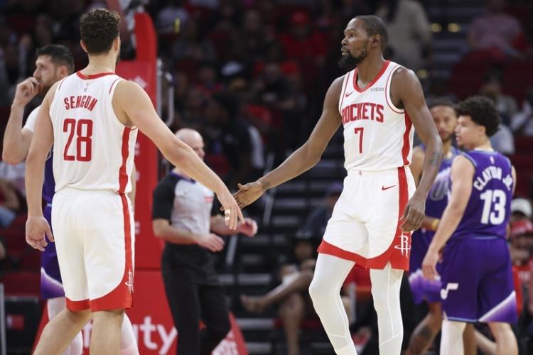 季后赛快要来了，火箭队现在仍然是西部第六，但是他们并不在意自己的排名，不管是季后