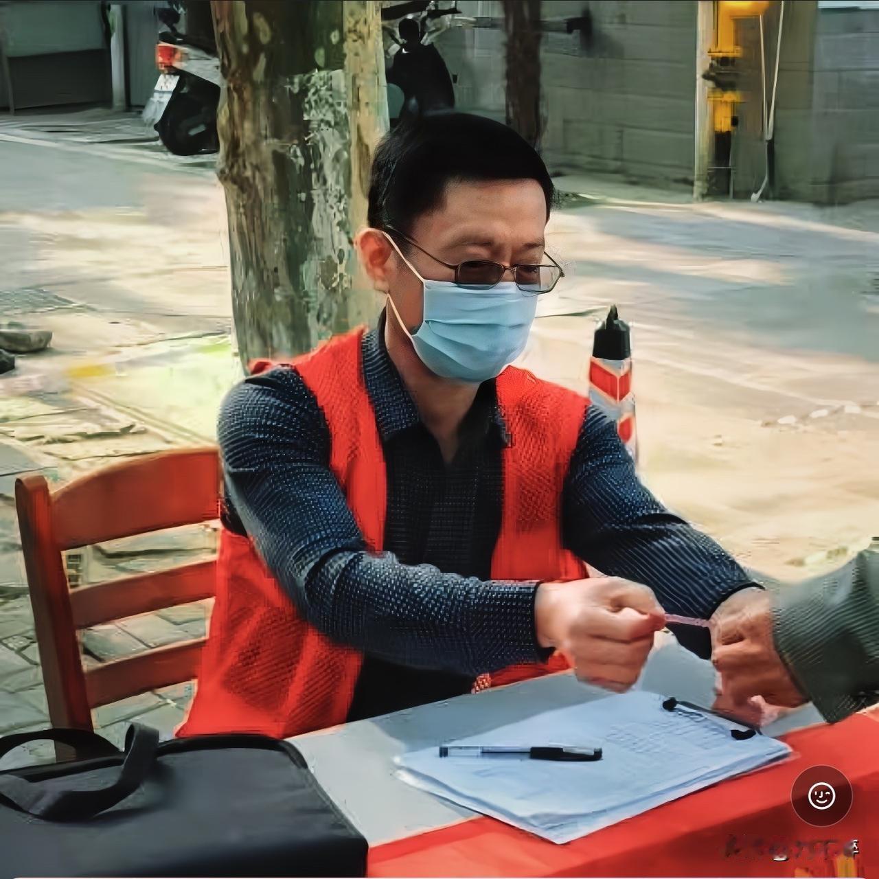 网红门前是非多！
网红看似好做，
下辈子说啥也不当网红了。
喷子见着就喷，
网闹