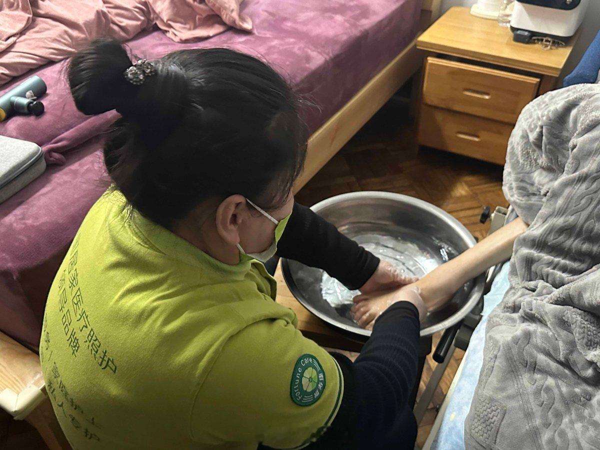 宁波照护师春节坚守温暖一座城 大年初三，53岁的辽宁籍照护师张玉瑶坚守宁波岗位，