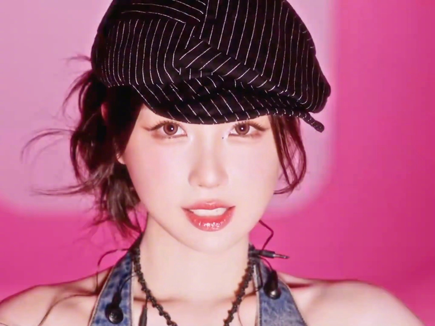 虞书欣新身份泰暮千禧风DNA疯狂躁动！《双轨》限定团携《Para Para Sa