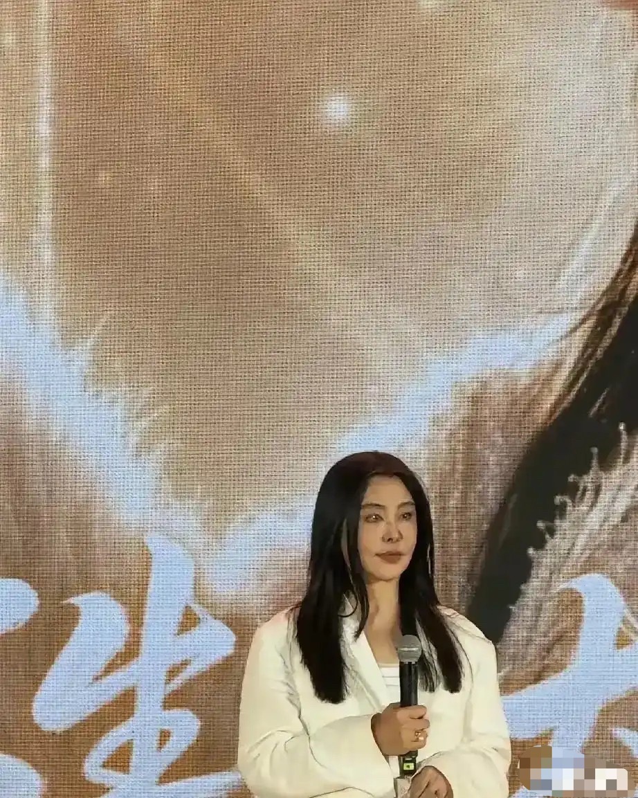 王祖贤广州素颜一露面，59岁还这么稳，内娱一堆靠滤镜活着的人都沉默了 