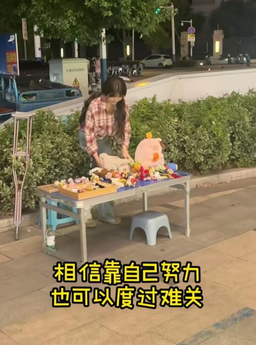 “看哭了！”2021 年，女孩癌症晚期，被父母嫌弃是累赘，与她断绝了所有联系。女