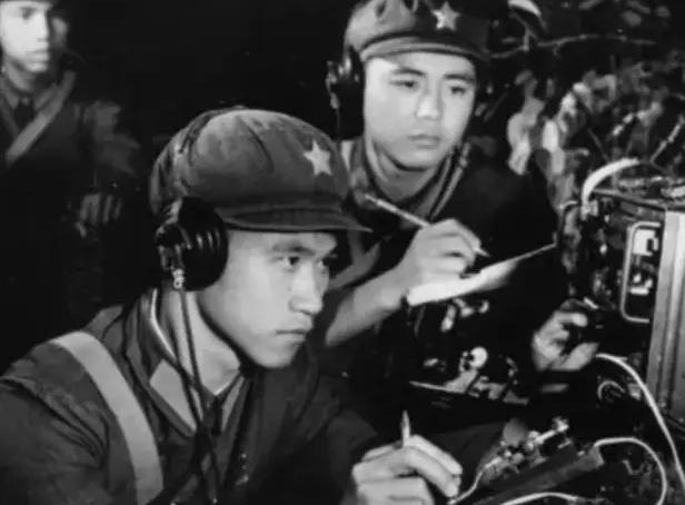 1985年，黑龙江一退休老人上山摘松茸，在石缝里发现了一个标有USA字样的电台，
