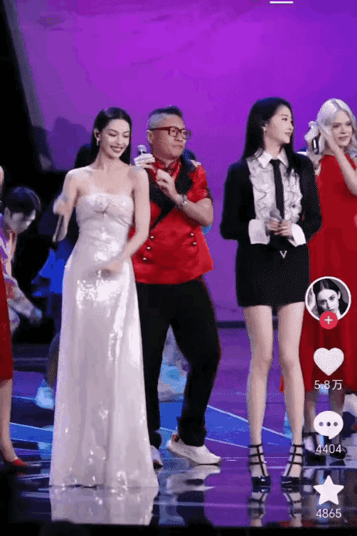 #妙笔生花创作挑战#关晓彤瘦高却被吐槽大块！
说来奇怪，关晓彤明明又瘦又高大长腿