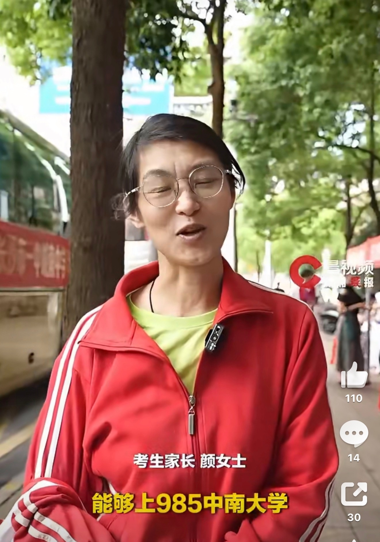 湖南长沙考点学长送鲜花湖南考生走出考场，迎接他们的有家人，还有素不相识的学长。一