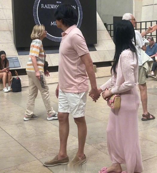 秦昊伊能静穿情侣装逛博物馆 网友在博物馆偶遇秦昊与伊能静，两人身着同款粉色系情侣