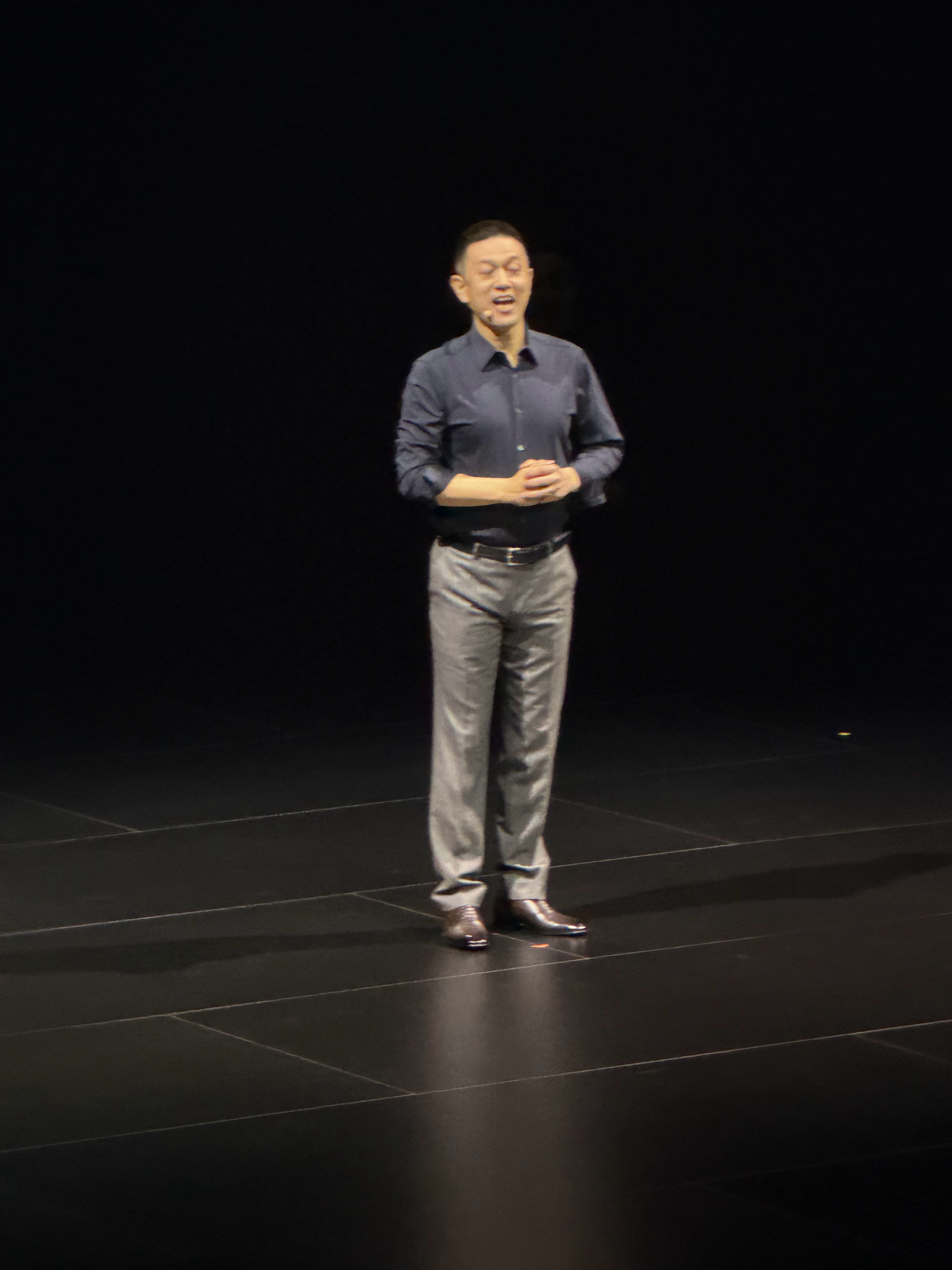 斌哥：欢迎大家来到蔚来ES9技术发布会。截至昨天，一共建设8751座换电站。蔚来