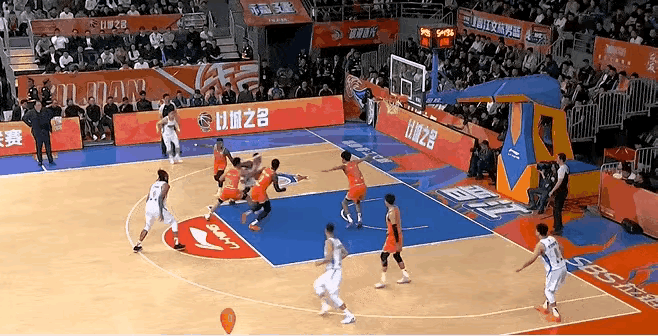 今晚北京队爆冷不敌福建队，也不是没有原因的。
全国最豪华的三人阵容（周琦，赵睿，