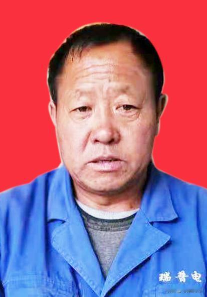 2018年，回收废品的李师傅用五元人民币，收购了一只陈旧煤炉。在清理煤炉的过程中