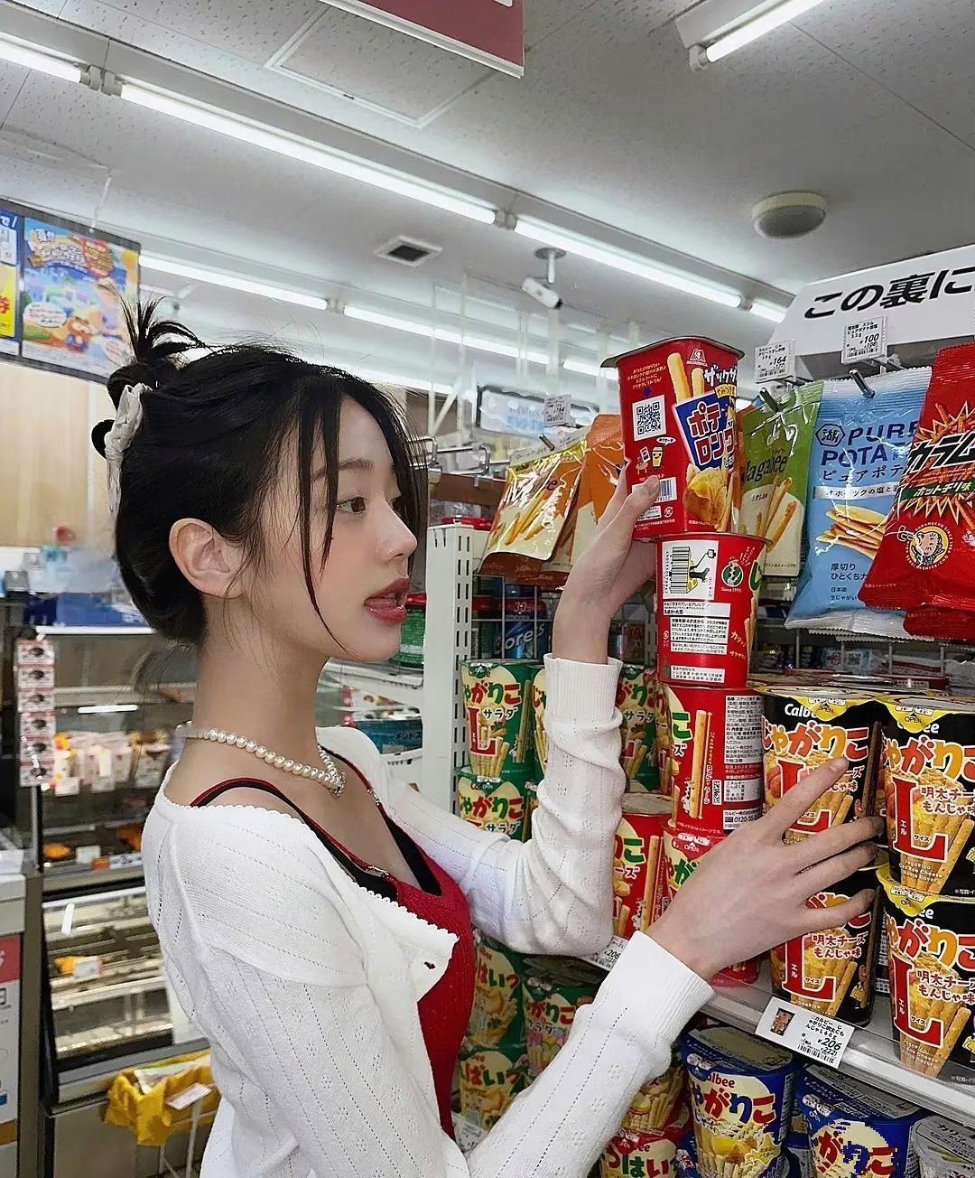 张元英的舌头似乎总是不听话，总爱往外跑 
