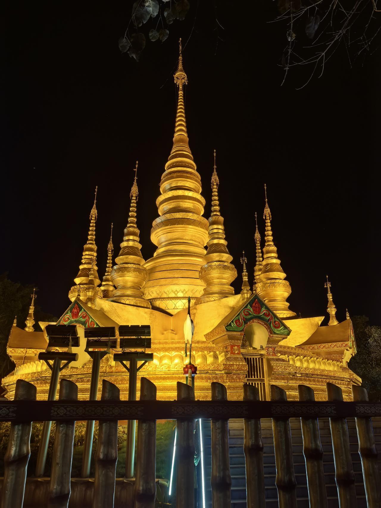 普洱下面的孟连是个少数民族边境小城，牛油果，咖啡种植基地，有佤族，傣族和拉祜族，