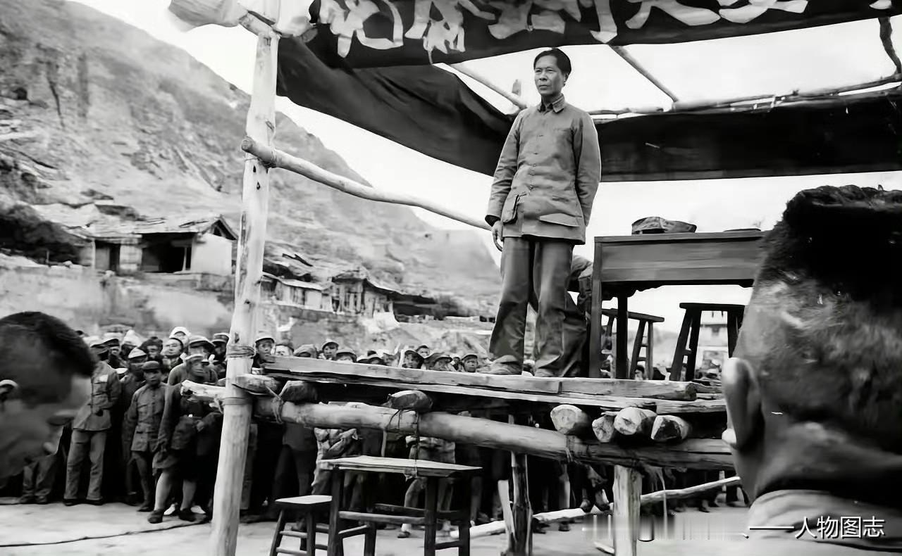 1937年，毛主席在延安用木棍搭成的台上向抗日军民发表演讲！ ​​​