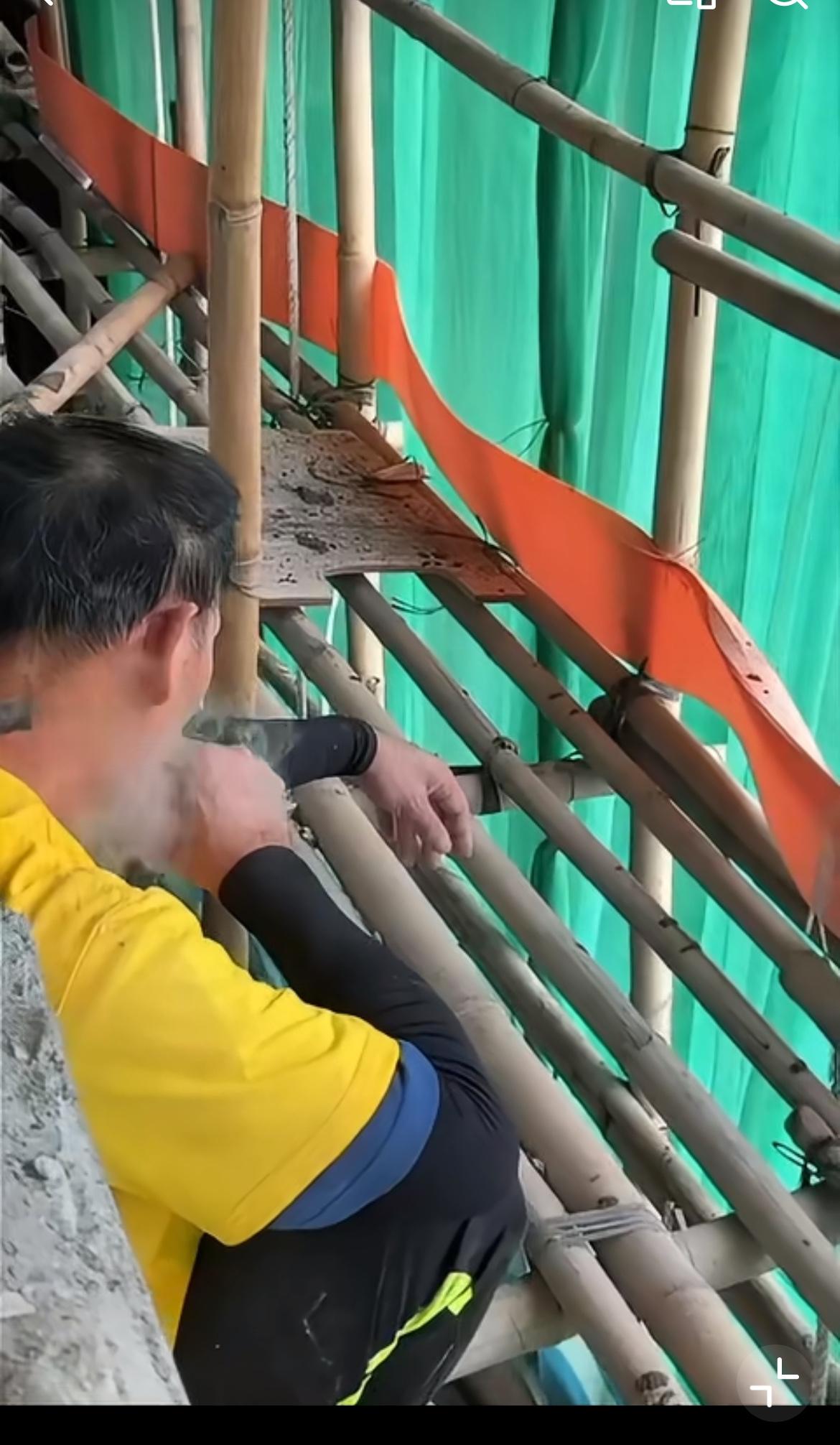 我能预料得到
这次香港大火之后
全香港工人会禁烟了
看到图中竹手脚旁的工人，一边