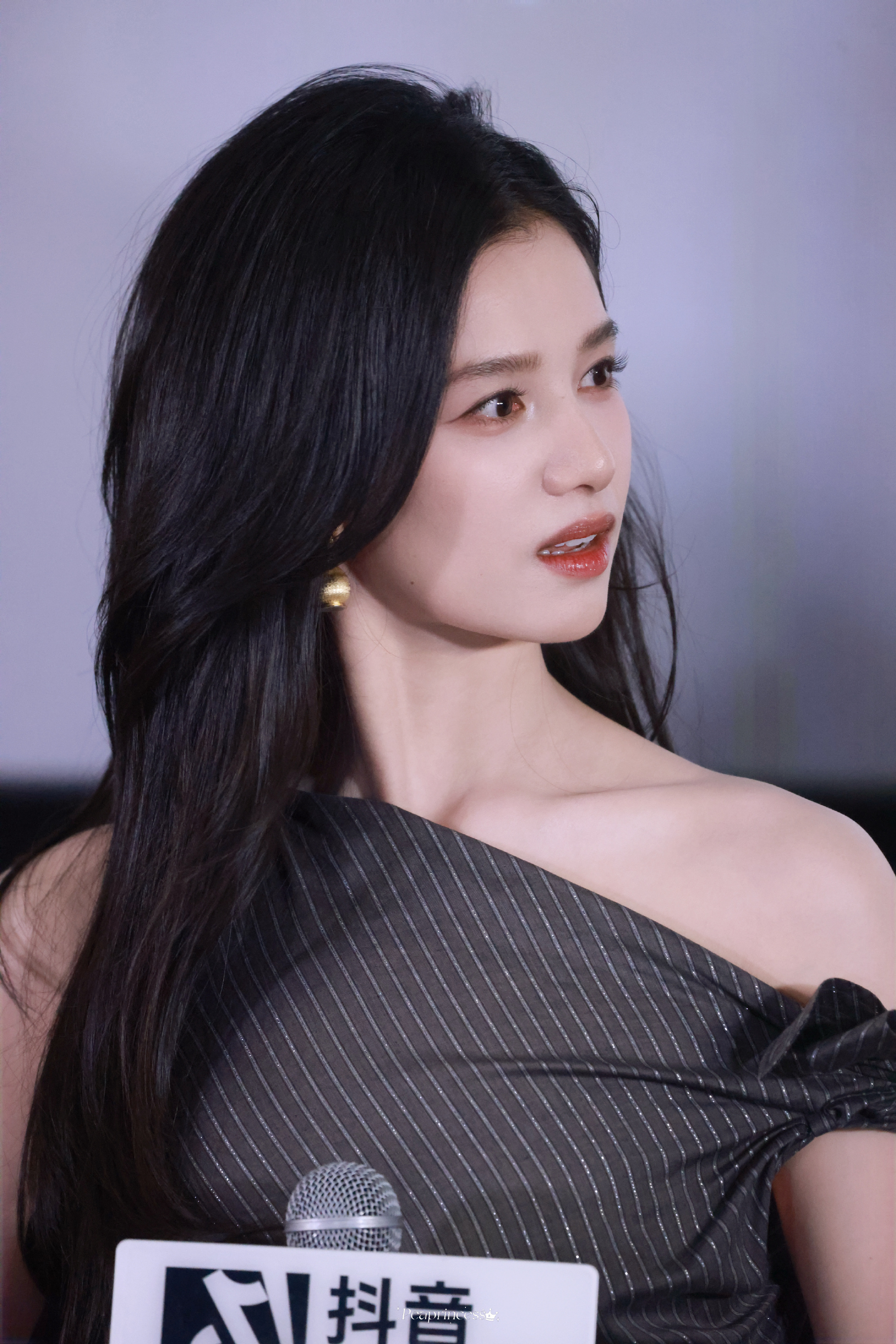 陈都灵给宋威龙张婧仪拍照嘟仪友谊99。记得每天来🥭看《野狗骨头》哦