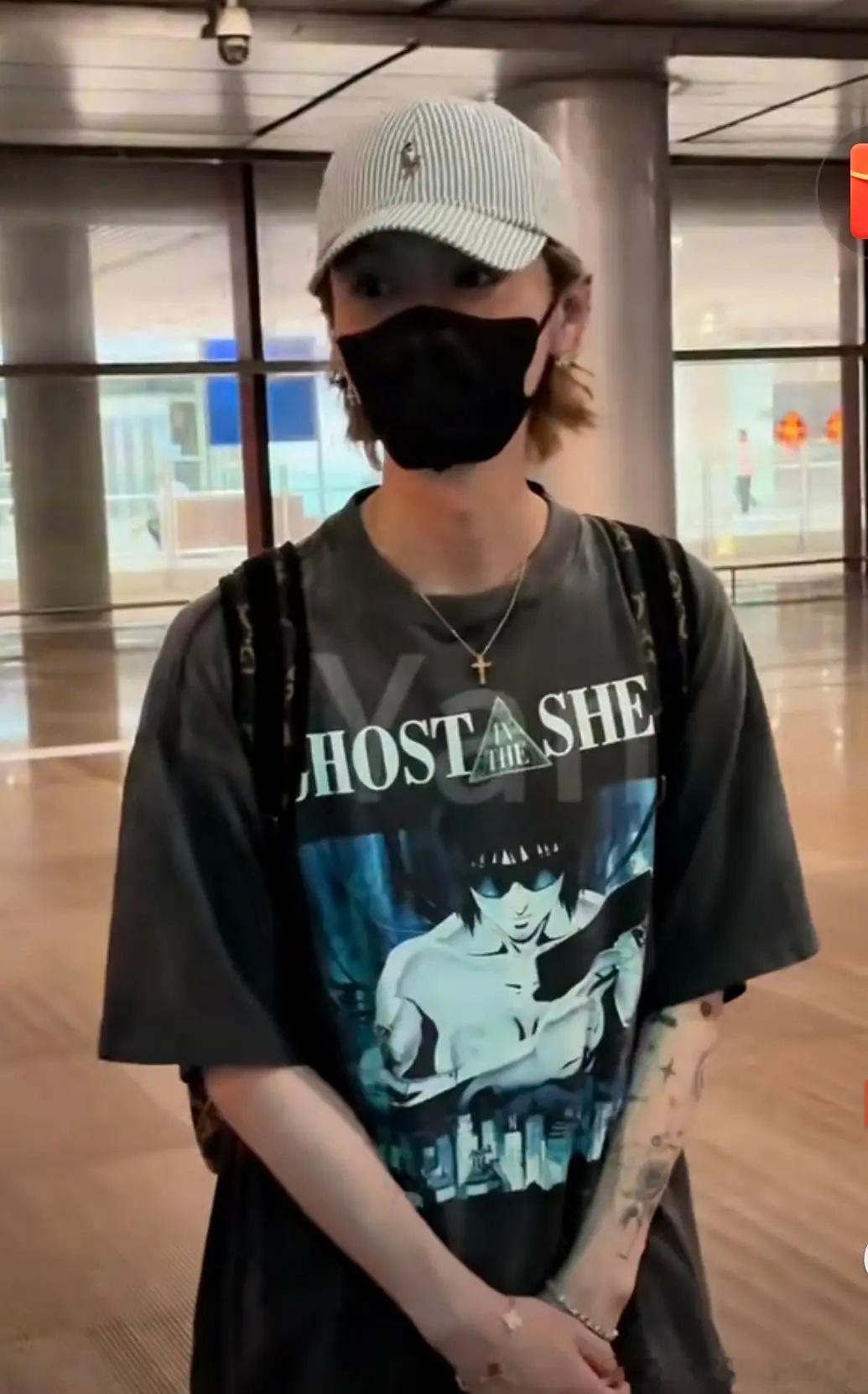 鹿晗的车开回来那一刻感觉鹿晗现在好潮啊私服好好看 尤其配饰不知道是跟土🪣分手还