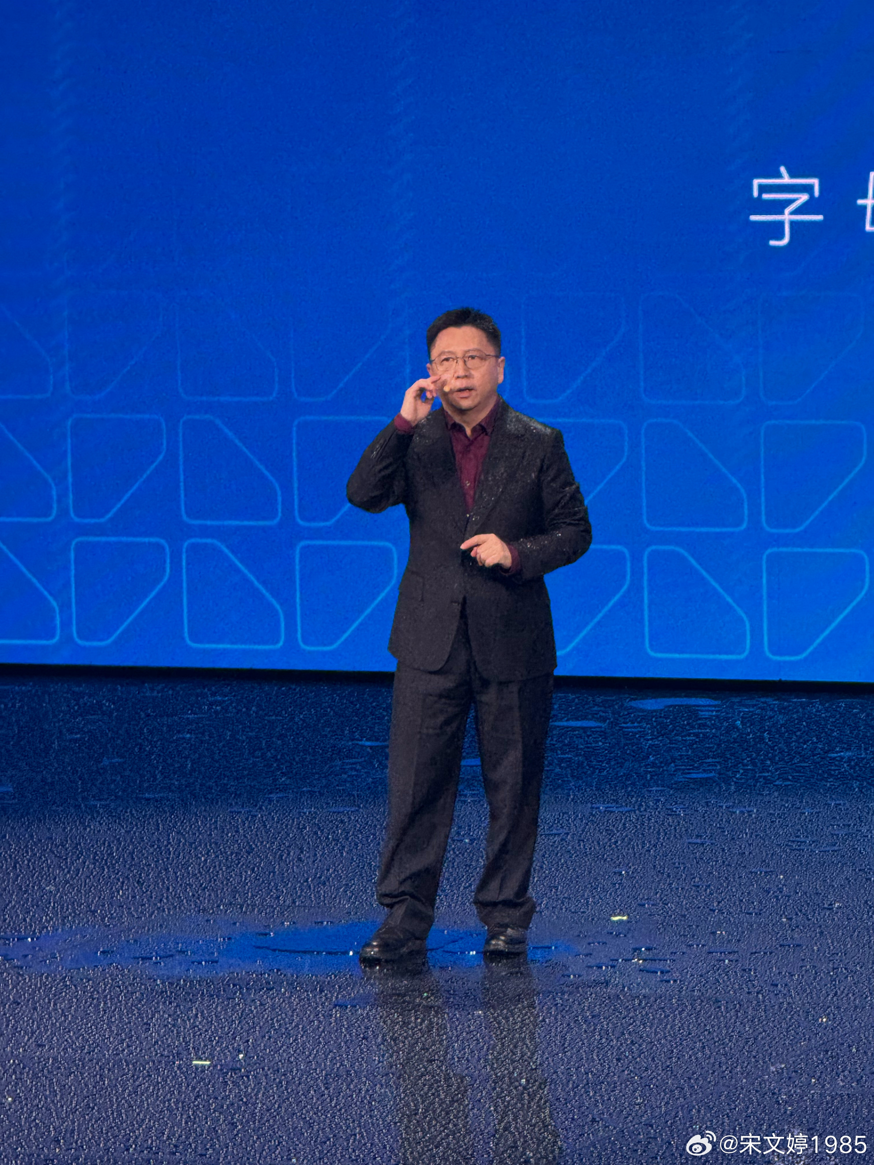 FREELANDER神行者CEO文飞站在雨里讲足30分钟！为了多卖几台车，淋着雨