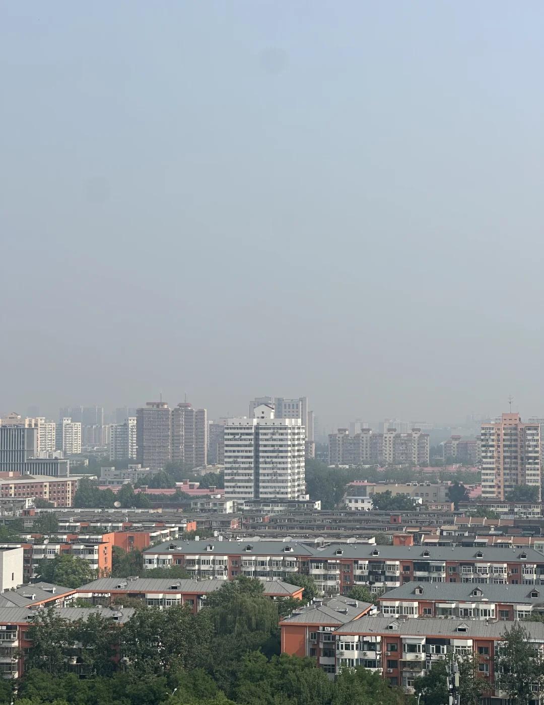 2026.05.13北京空气
今天天色灰，不见远山不见云
头顶天也灰了
早晚还算