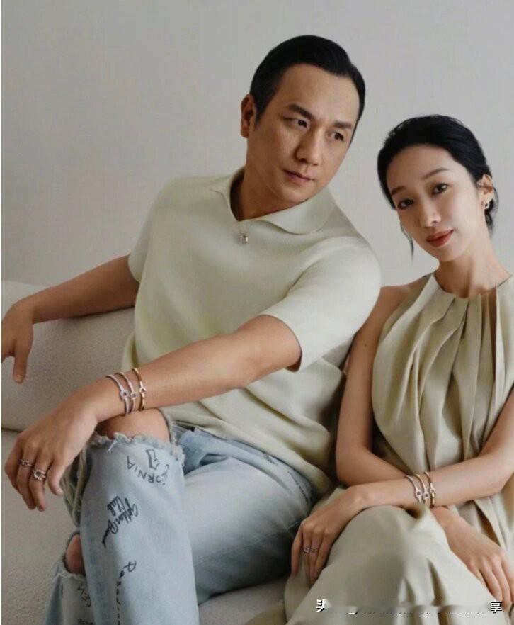 黄觉与徐静蕾在一起五年后分手，40岁的时候迫不及待与小14岁的麦子结婚，这位昔日