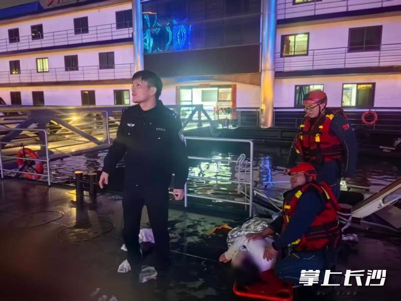 【接警后4分钟抵达现场！女孩深夜跳江水警4分钟生死救援 】“警察同志，快来救人！