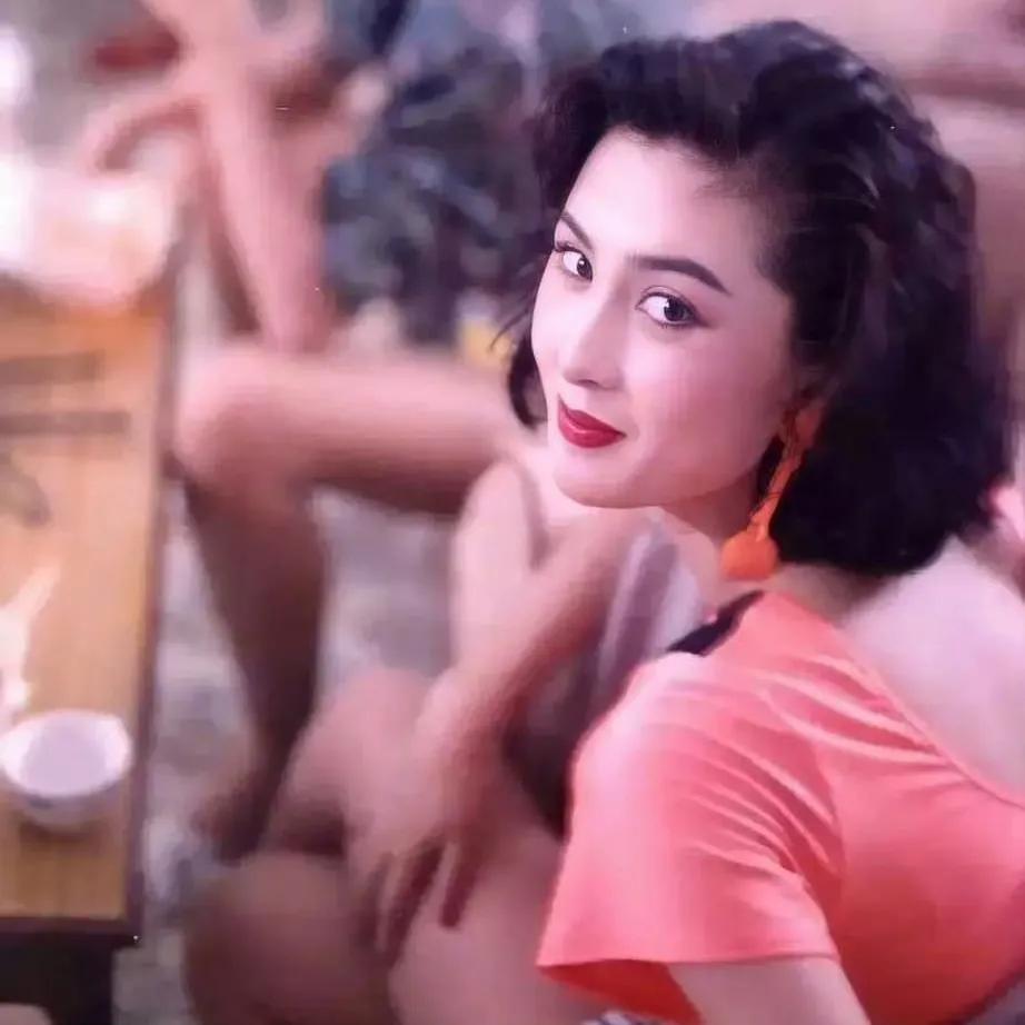 1989年，第一届新丝路中国模特大赛冠军叶继红，一张罕见的留影，成名后转型商业，