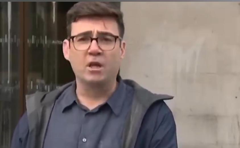英国政客们大概做梦都想不到，一个远离权力中心的市长，竟然靠着“地方包围中央”的野
