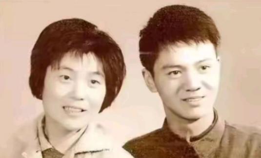 1979年，上海知青戴建国不顾父母反对与农村女子成婚，不料结婚当晚，妻子冲过来就