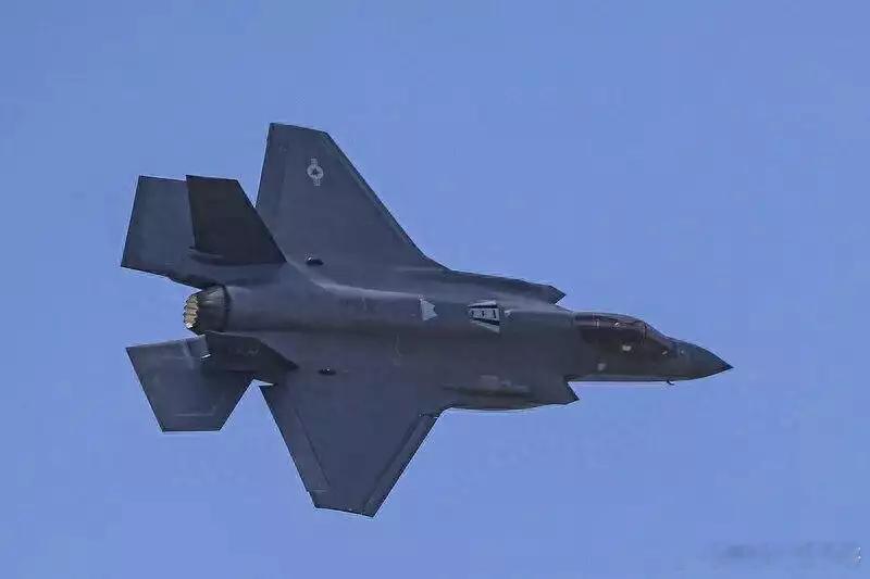 美国在阿拉斯加附近拦截多架俄罗斯军机，出动两架F-16战斗机、两架F-35战斗机