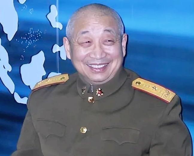 1990年，在中越战俘遣返仪式上，“叛变”军官汪斌拖着仅37公斤重的身体，颤颤巍