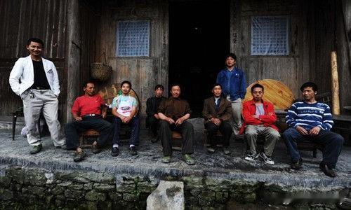 一边是整村皆为光棍的景象，
另一边却是成群结队活跃于夜场的女工作者。
按理说，男