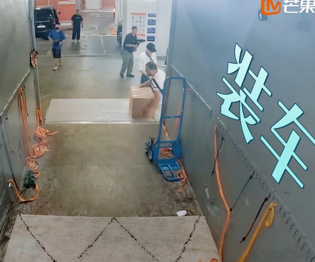 毕雯珺颜安不语只一味搬货毕雯珺和颜安不语，只默默地付出着，搬货的样子太有魅力了，