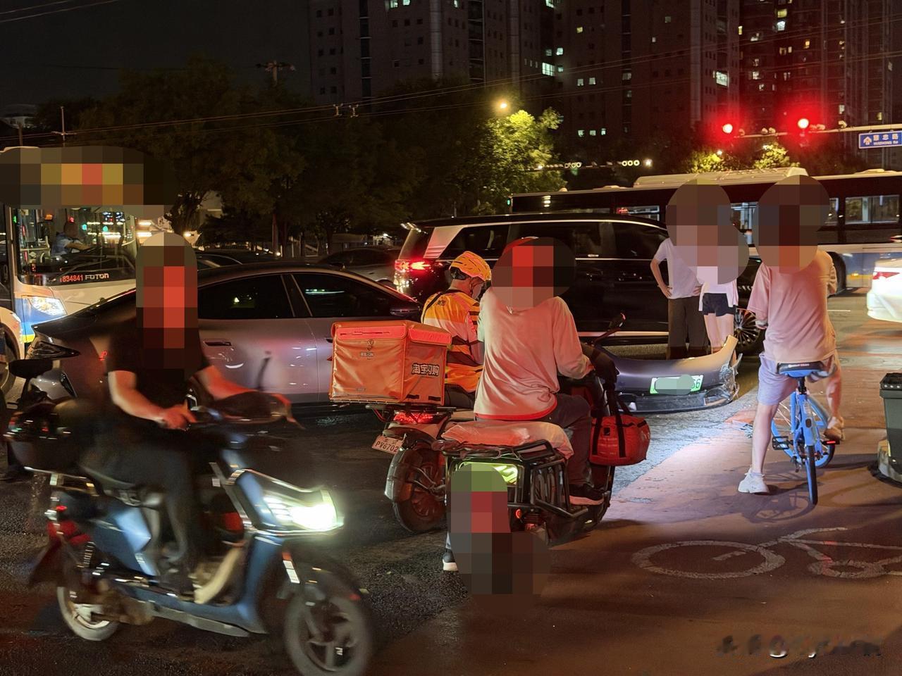 我去，这是什么情况？整个车的前脸都掉地上了