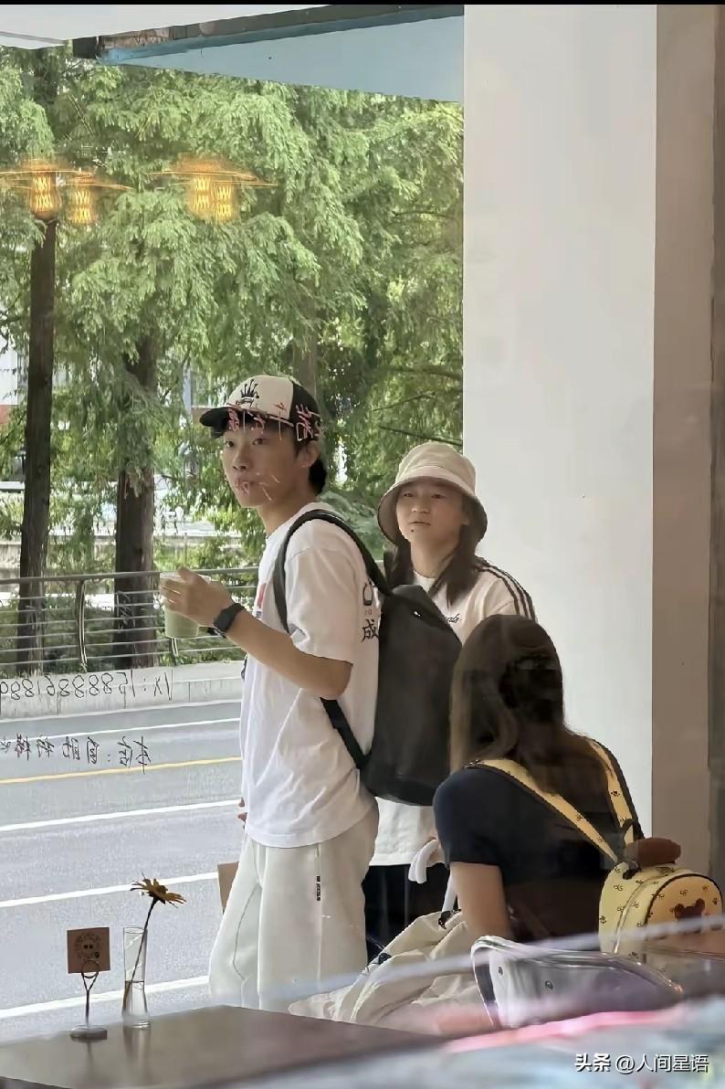 杭州一家面包店里，全红婵被偶遇了，最抢眼的不是冠军光环，是她状态松弛。19岁的她