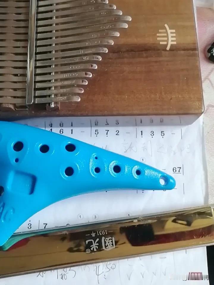心里难过的时候，哭也许能暂时解脱，但哭过之后心还是那么的疼痛。
不如学一样简单的