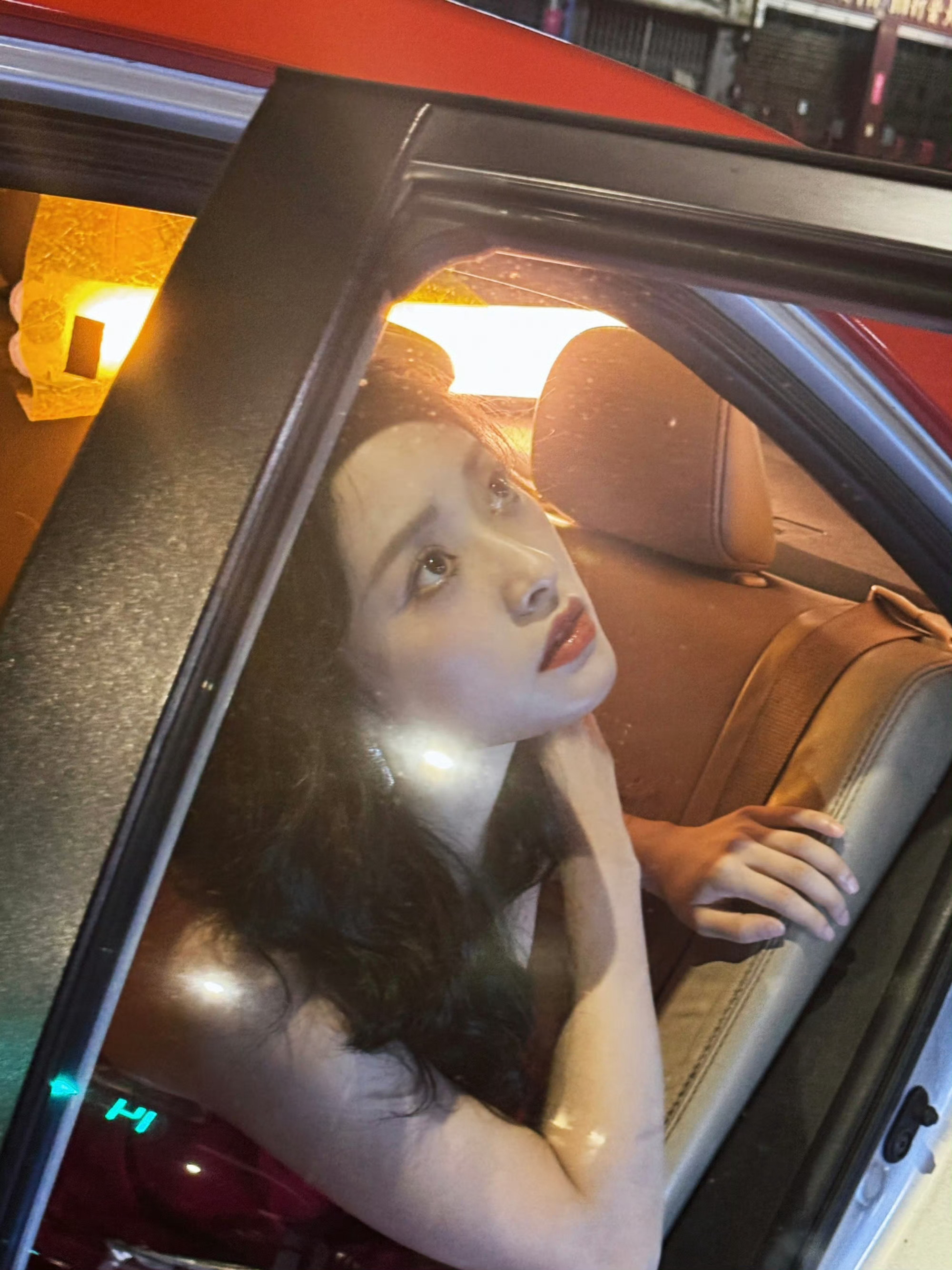 沈月港风美人 谁能想到沈月这么适合港风！夜色、晚风、抚发、回眸，每一帧都像在拍电