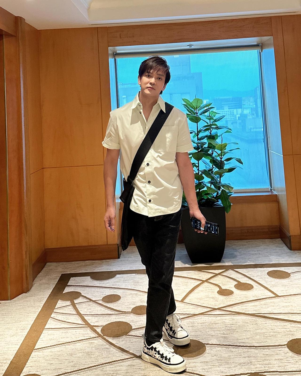他曾经在香港唱歌红过一段时间，有几首歌曲都很经典，估计现在年轻人都很少听过他的歌
