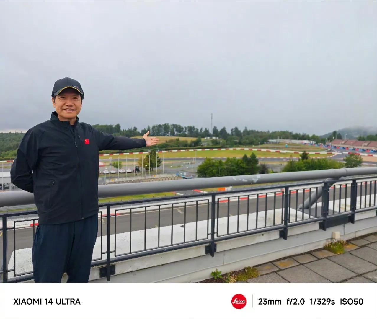 雷军亲自来到了纽北赛道，并直接下了纽北赛场驾驶小米SU7Ultra测试车跑了三圈
