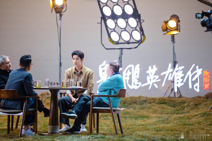 肖战卡其色look  肖战分享心中的侠之大者 听肖战讲侠之大者，观他卡其色造型，