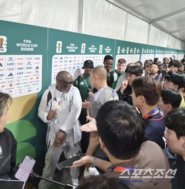韩国队，这次输球又输人！输给南非后，在混合采访区，韩国队员与南非队员发生口角冲突