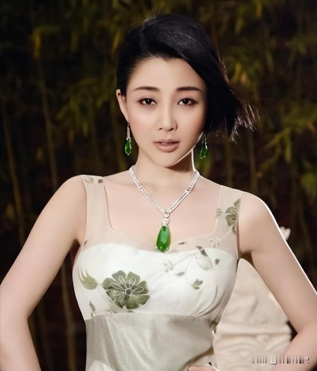 当年，殷桃在富豪孙东海的疯狂追求下，成为了他的女人，没想到孙东海还忘不了女星李小