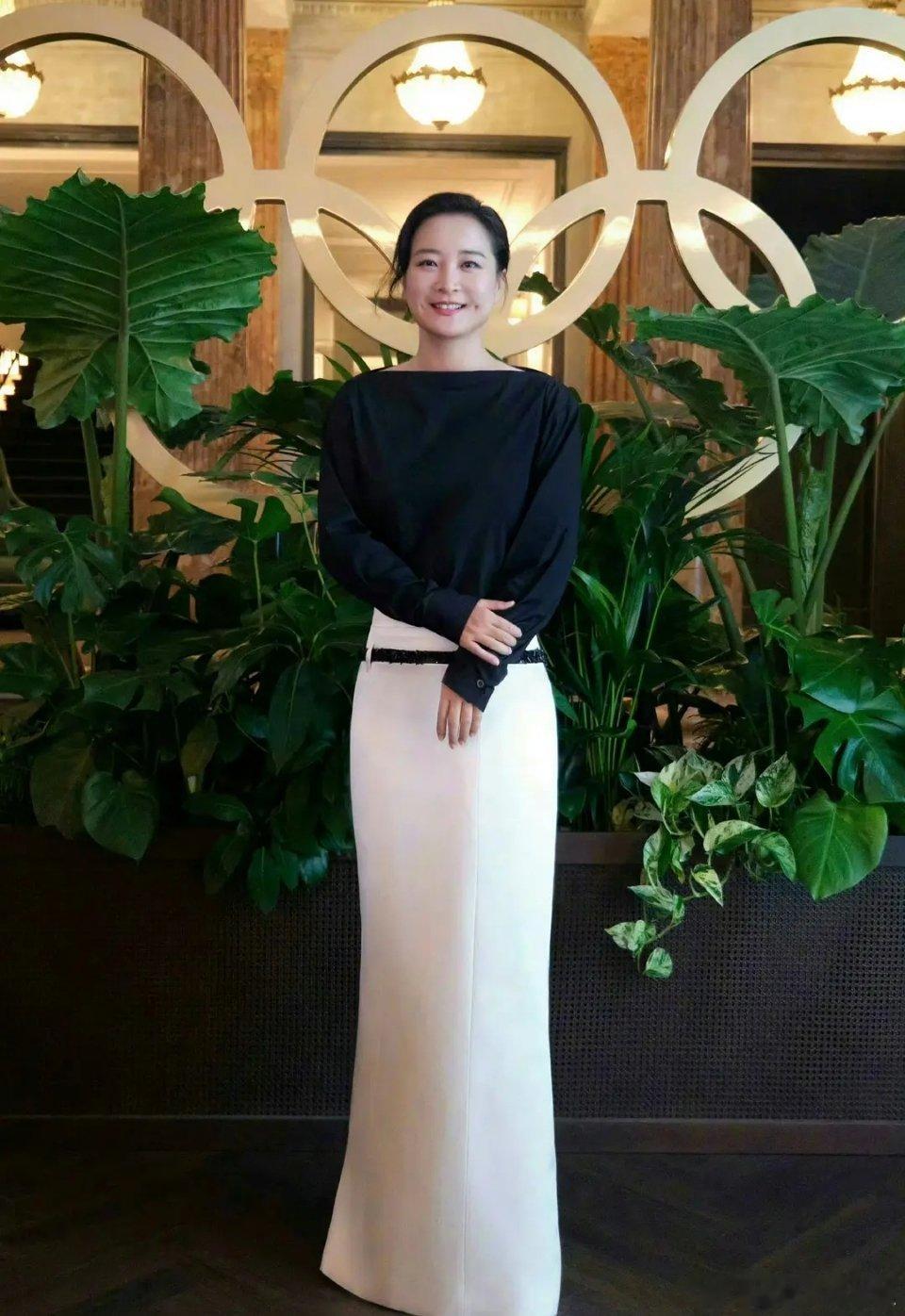 贾玲虽然曾经是喜剧人，但现在她已经蜕变了，成为一个站在国际舞台上也能够优雅从容不